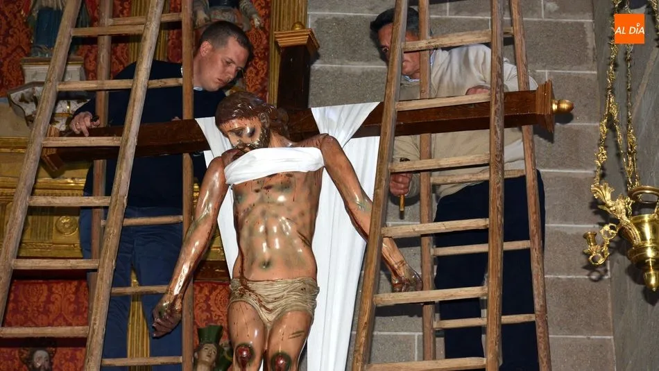 La imagen va siendo desclavada siguiendo las indicaciones del predicador / E. Corredera