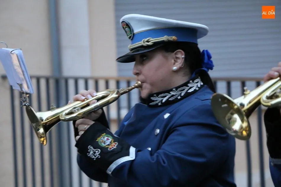 Foto 7 - La procesi&oacute;n del Santo entierro cautiva a cientos de personas en Vitigudino  