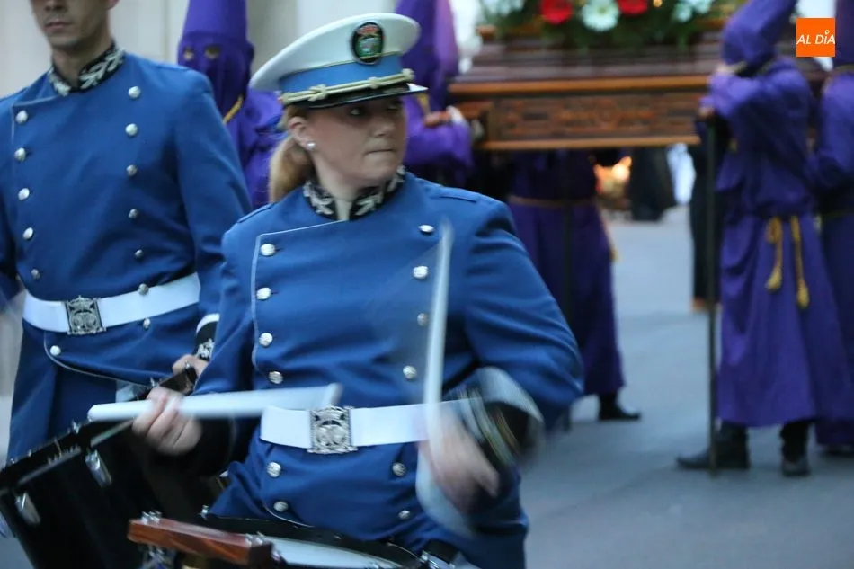 Foto 6 - La procesi&oacute;n del Santo entierro cautiva a cientos de personas en Vitigudino  