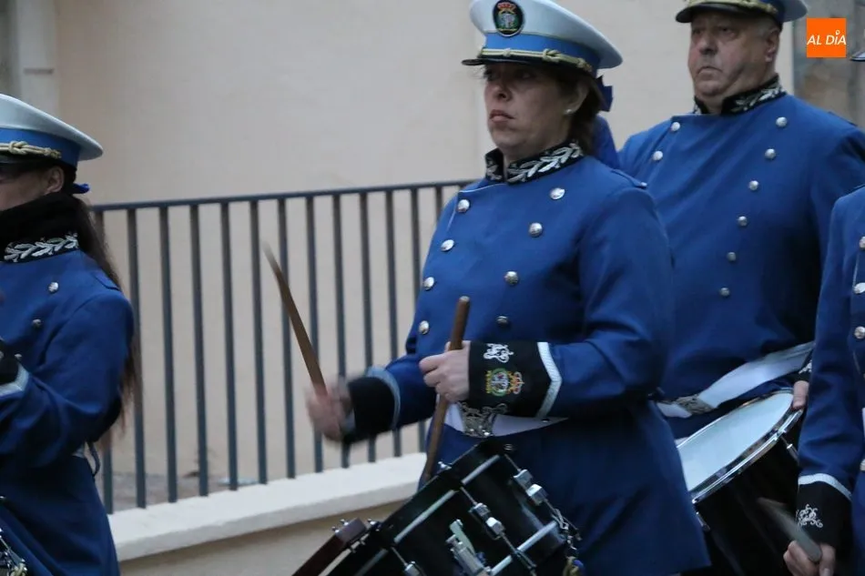 Foto 3 - La procesi&oacute;n del Santo entierro cautiva a cientos de personas en Vitigudino  