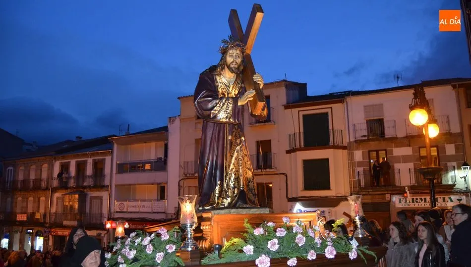 Procesión del Santo Entierro en la noche de Viernes Santo