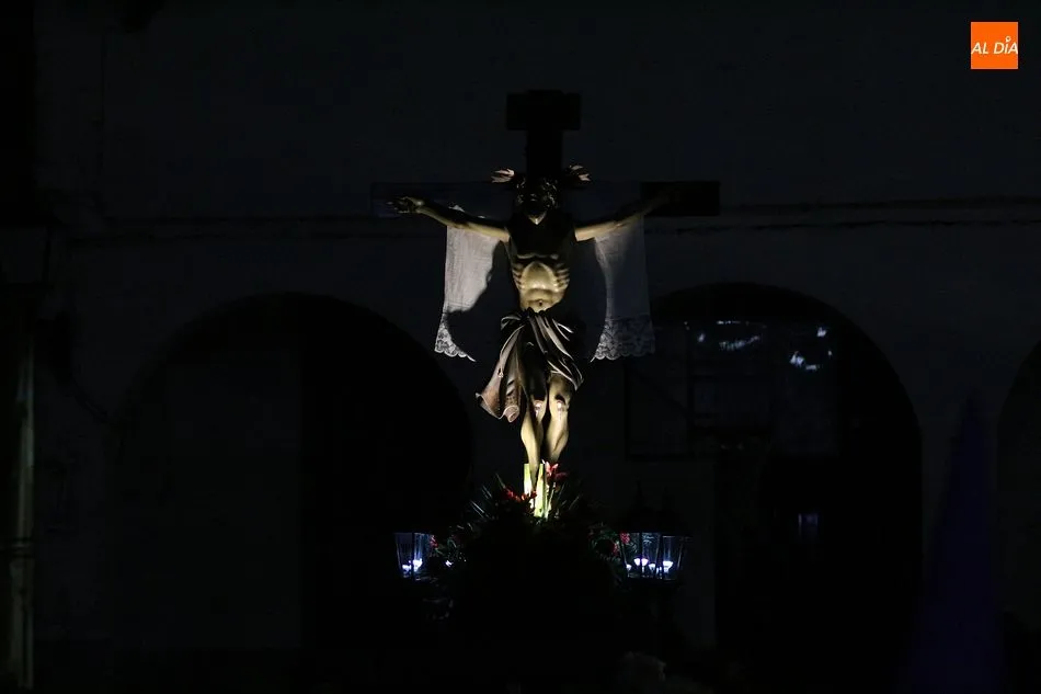 Foto 11 - Devoci&oacute;n ledradense en la procesi&oacute;n del Santo Entierro