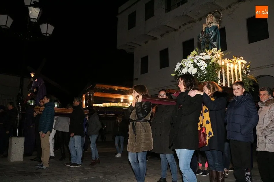 Foto 9 - Devoci&oacute;n ledradense en la procesi&oacute;n del Santo Entierro