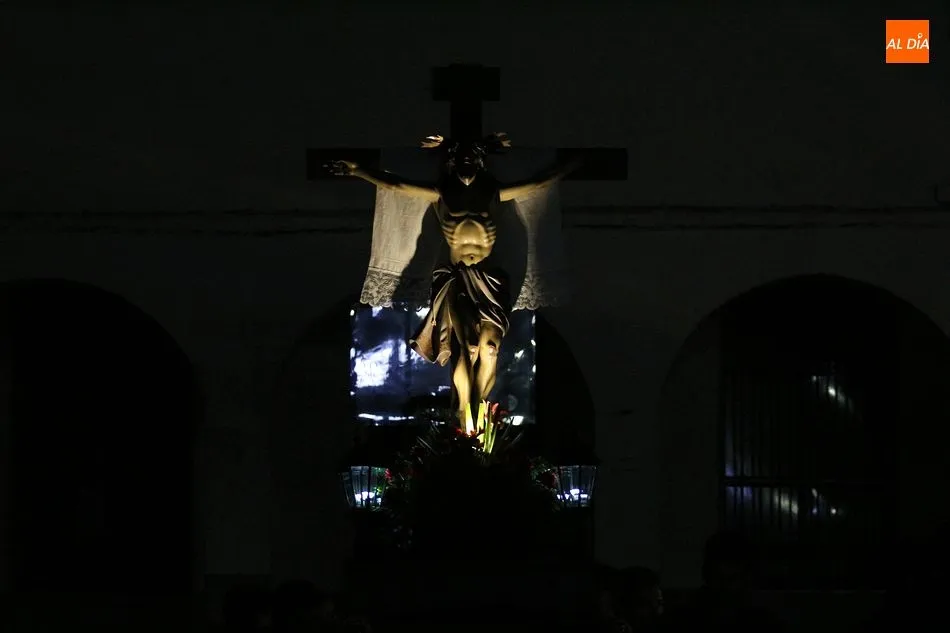 Foto 8 - Devoci&oacute;n ledradense en la procesi&oacute;n del Santo Entierro