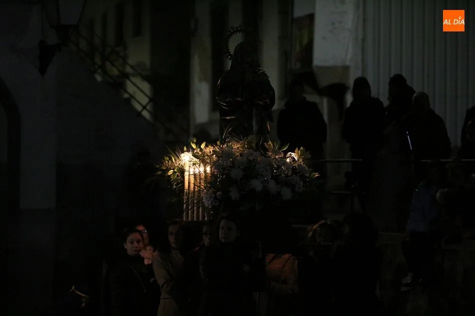 Foto 7 - Devoci&oacute;n ledradense en la procesi&oacute;n del Santo Entierro