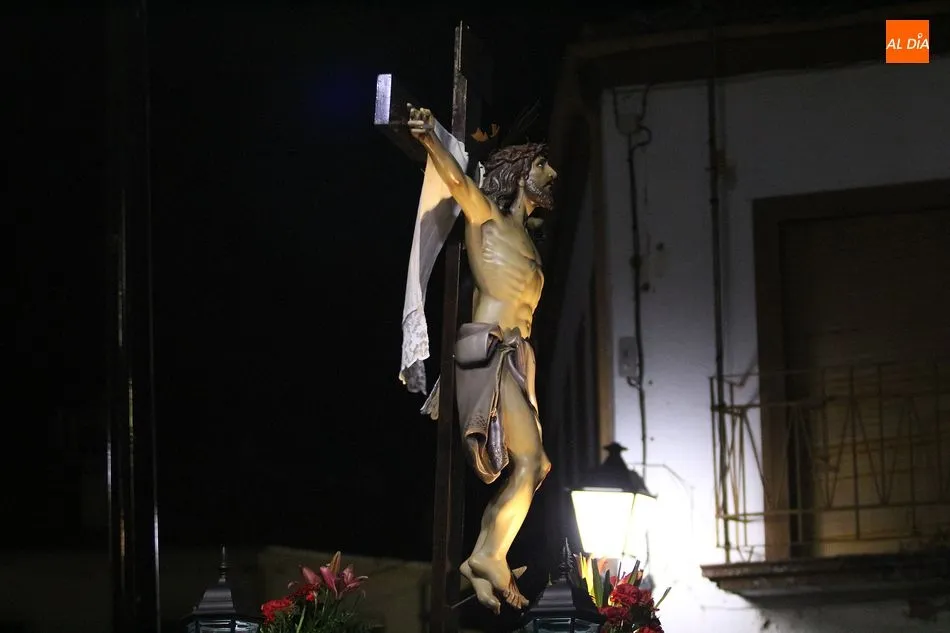 Foto 6 - Devoci&oacute;n ledradense en la procesi&oacute;n del Santo Entierro