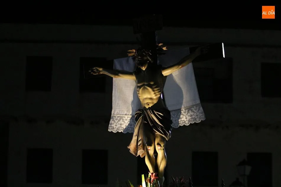 Foto 5 - Devoci&oacute;n ledradense en la procesi&oacute;n del Santo Entierro