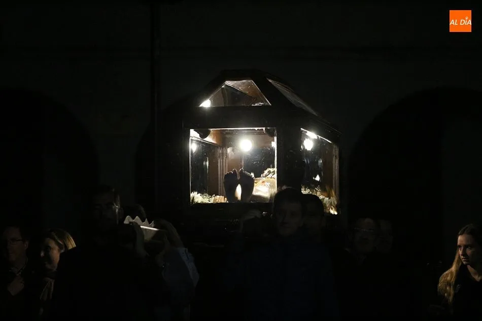 Foto 4 - Devoci&oacute;n ledradense en la procesi&oacute;n del Santo Entierro