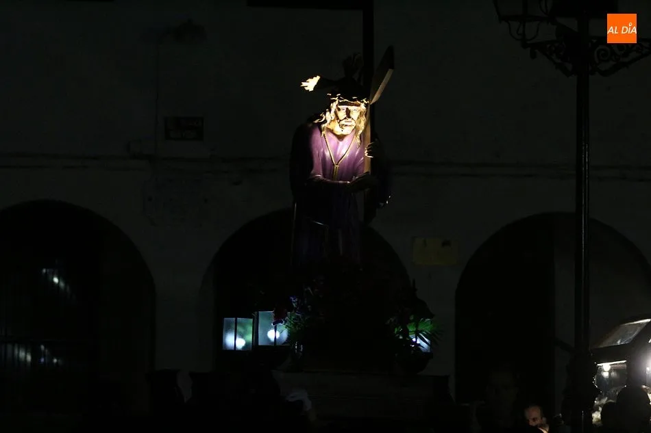 Foto 3 - Devoci&oacute;n ledradense en la procesi&oacute;n del Santo Entierro