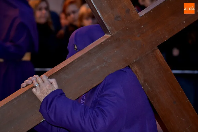 Foto 10 - Pesadumbre de luto, cruz y muerte para el Santo Entierro en el Viernes Santo