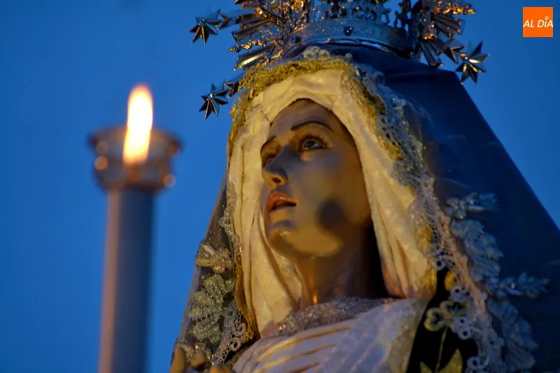 Foto 9 - Pesadumbre de luto, cruz y muerte para el Santo Entierro en el Viernes Santo