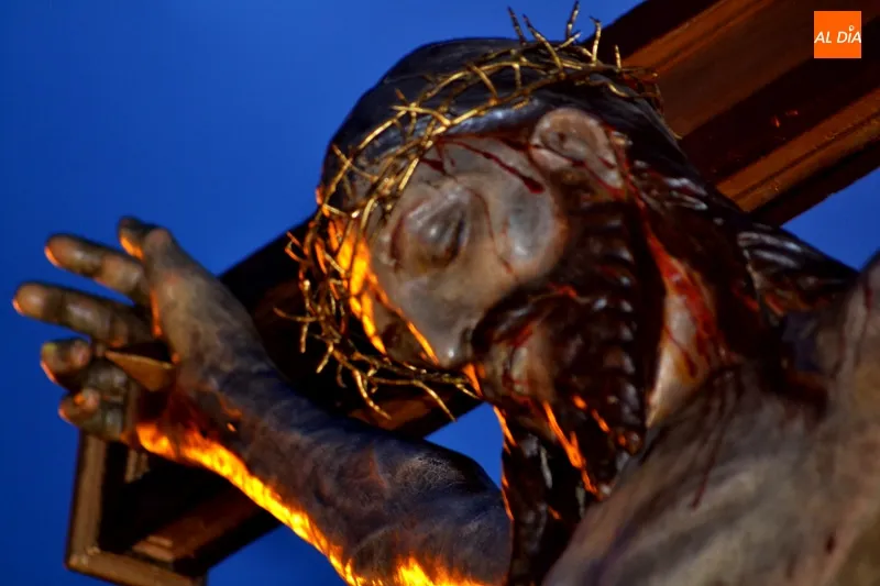 Foto 8 - Pesadumbre de luto, cruz y muerte para el Santo Entierro en el Viernes Santo