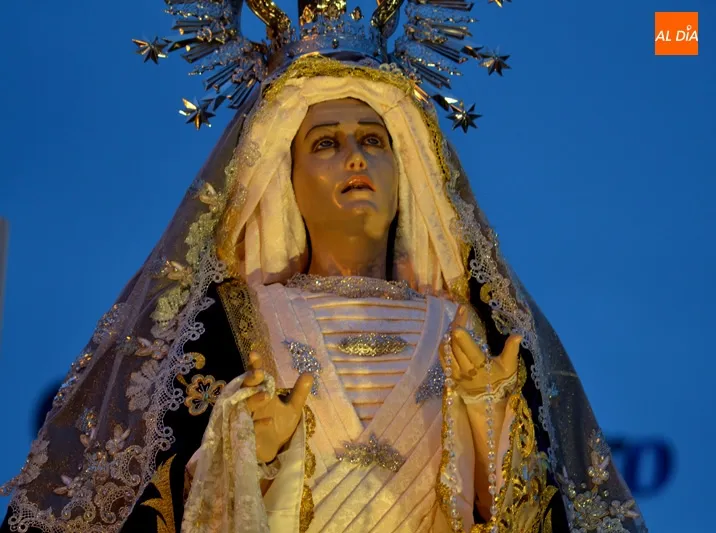 Foto 7 - Pesadumbre de luto, cruz y muerte para el Santo Entierro en el Viernes Santo