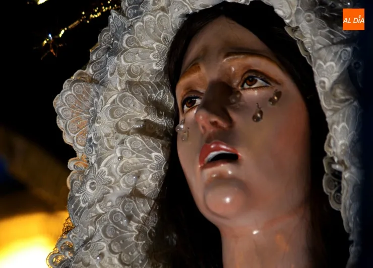 Foto 4 - Pesadumbre de luto, cruz y muerte para el Santo Entierro en el Viernes Santo