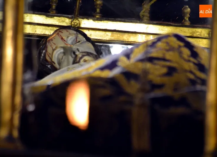 Foto 2 - Pesadumbre de luto, cruz y muerte para el Santo Entierro en el Viernes Santo