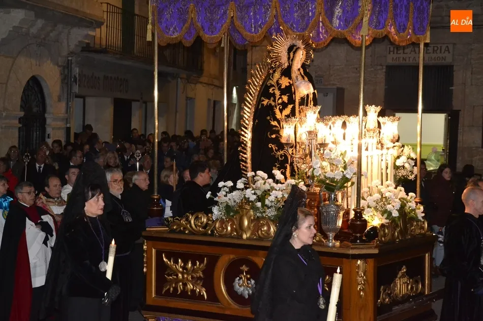 La Virgen de La Soledad reina en la noche del Viernes Santo sin ningún contratiempo  