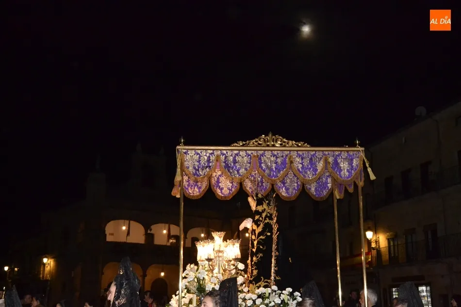 Foto 8 - La Virgen de La Soledad reina en la noche del Viernes Santo sin ning&uacute;n contratiempo  