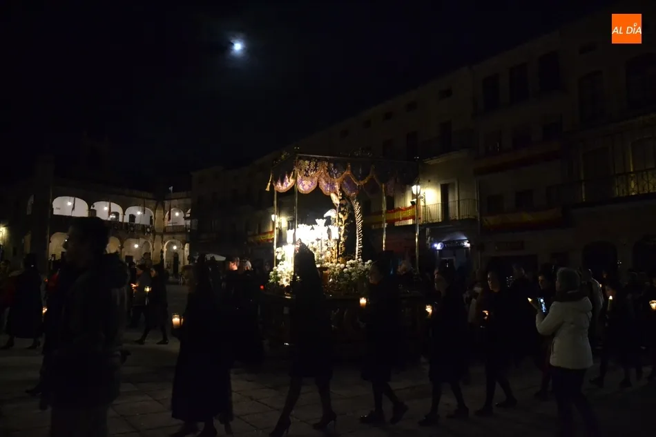 Foto 10 - La Virgen de La Soledad reina en la noche del Viernes Santo sin ning&uacute;n contratiempo  