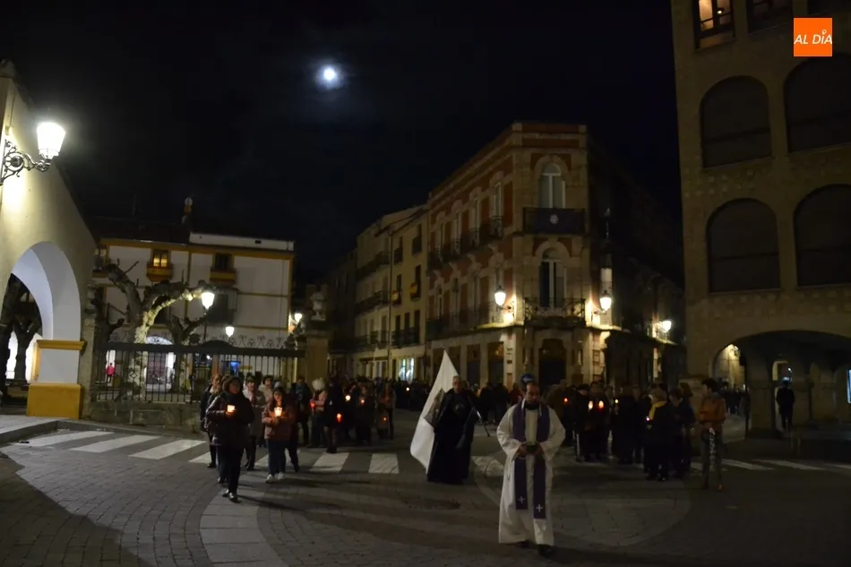 Foto 6 - La Virgen de La Soledad reina en la noche del Viernes Santo sin ning&uacute;n contratiempo  
