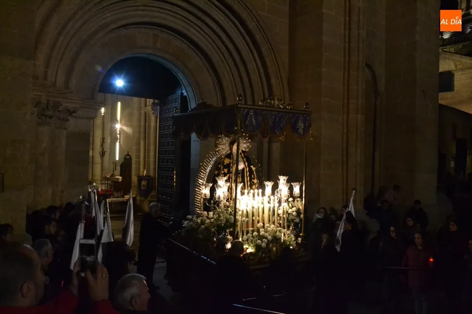 Foto 9 - La Virgen de La Soledad reina en la noche del Viernes Santo sin ning&uacute;n contratiempo  