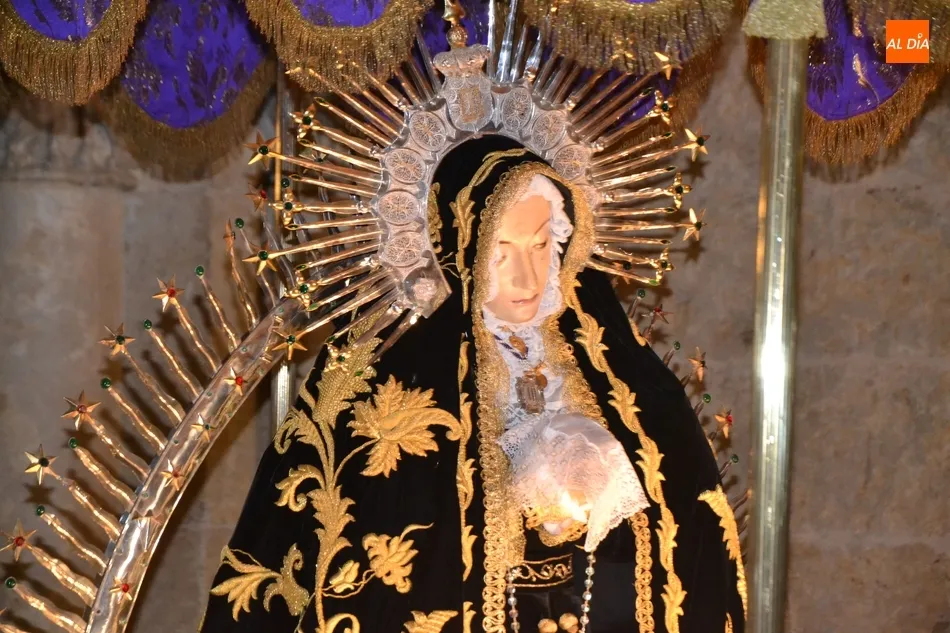 Foto 5 - La Virgen de La Soledad reina en la noche del Viernes Santo sin ning&uacute;n contratiempo  