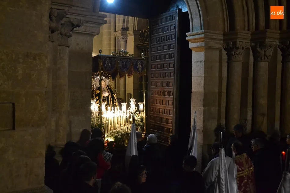 Foto 2 - La Virgen de La Soledad reina en la noche del Viernes Santo sin ning&uacute;n contratiempo  