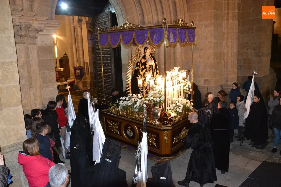 Foto 4 - La Virgen de La Soledad reina en la noche del Viernes Santo sin ning&uacute;n contratiempo  