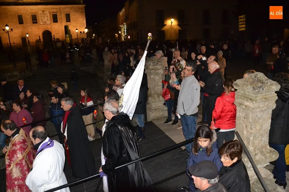 Foto 3 - La Virgen de La Soledad reina en la noche del Viernes Santo sin ning&uacute;n contratiempo  