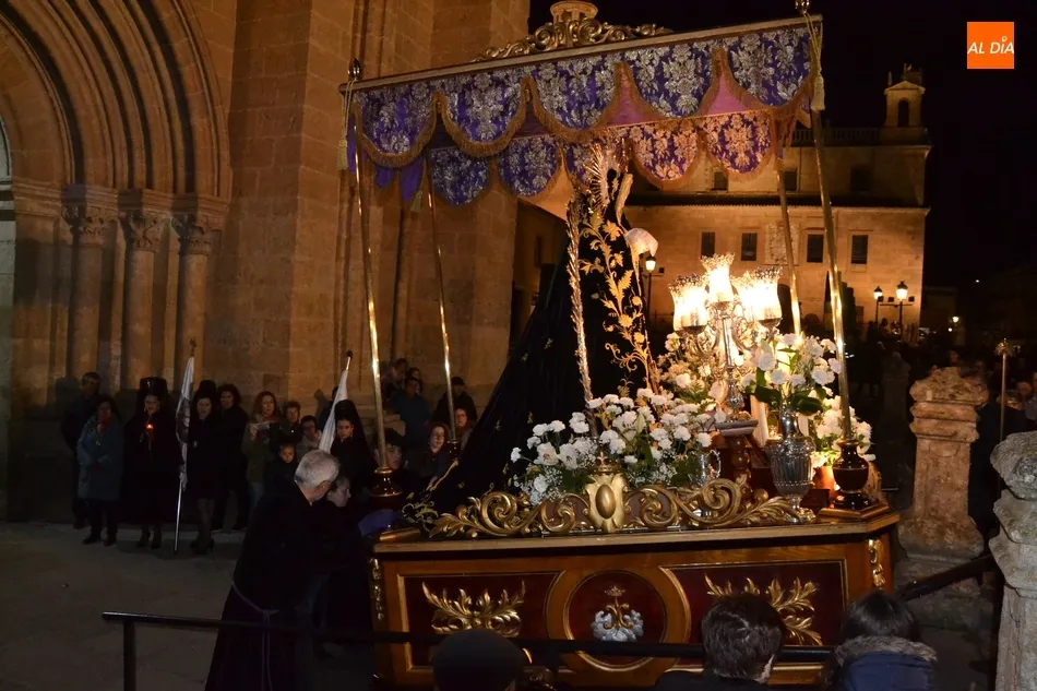 Foto 11 - La Virgen de La Soledad reina en la noche del Viernes Santo sin ning&uacute;n contratiempo  