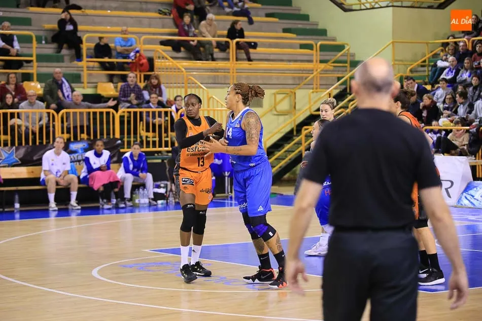 De Souza punga con una rival por la posición en el campo