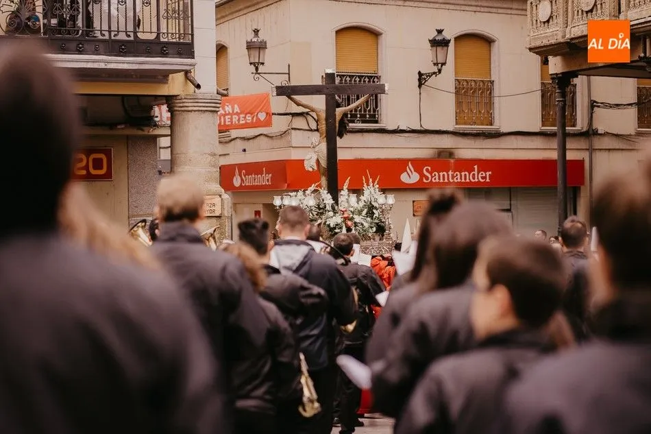 Foto 11 - Solemnidad y devoci&oacute;n en la procesi&oacute;n del Santo Entierro