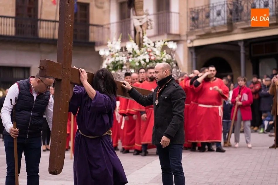 Foto 10 - Solemnidad y devoci&oacute;n en la procesi&oacute;n del Santo Entierro