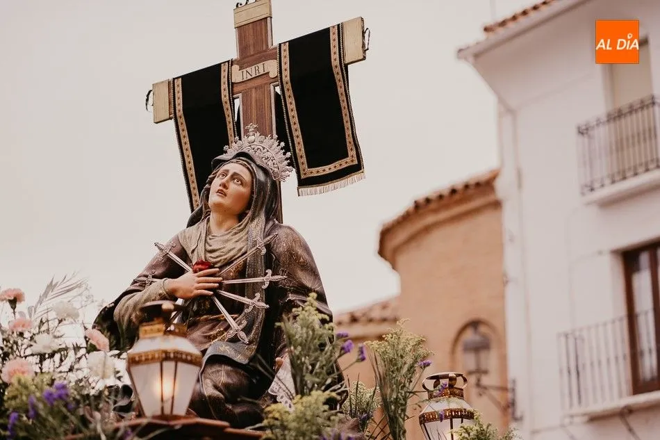 Foto 8 - Solemnidad y devoci&oacute;n en la procesi&oacute;n del Santo Entierro