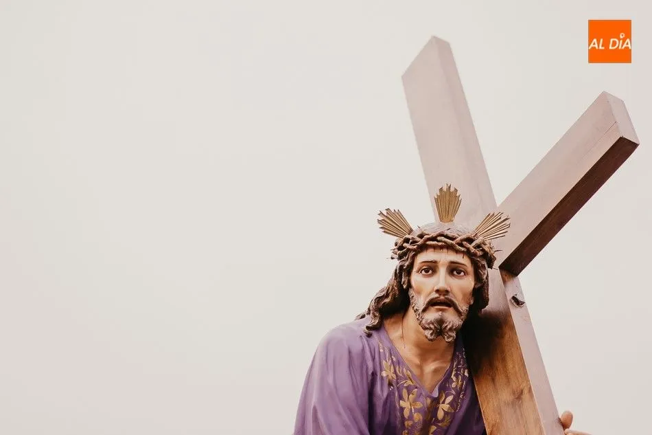 Foto 7 - Solemnidad y devoci&oacute;n en la procesi&oacute;n del Santo Entierro
