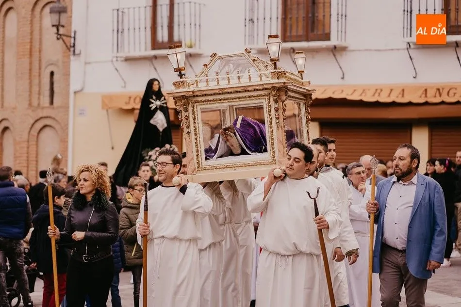 Foto 5 - Solemnidad y devoci&oacute;n en la procesi&oacute;n del Santo Entierro