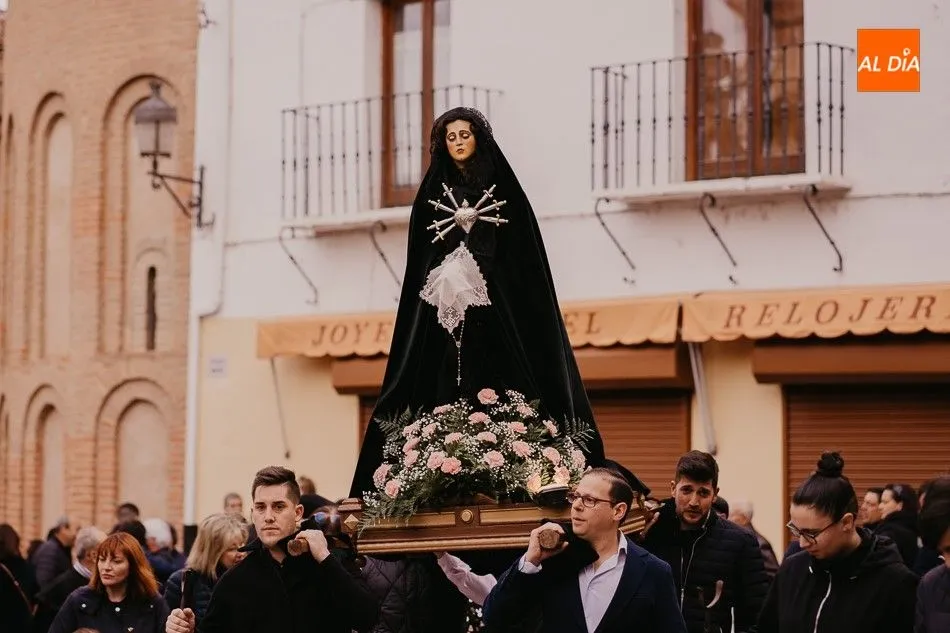 Foto 4 - Solemnidad y devoci&oacute;n en la procesi&oacute;n del Santo Entierro