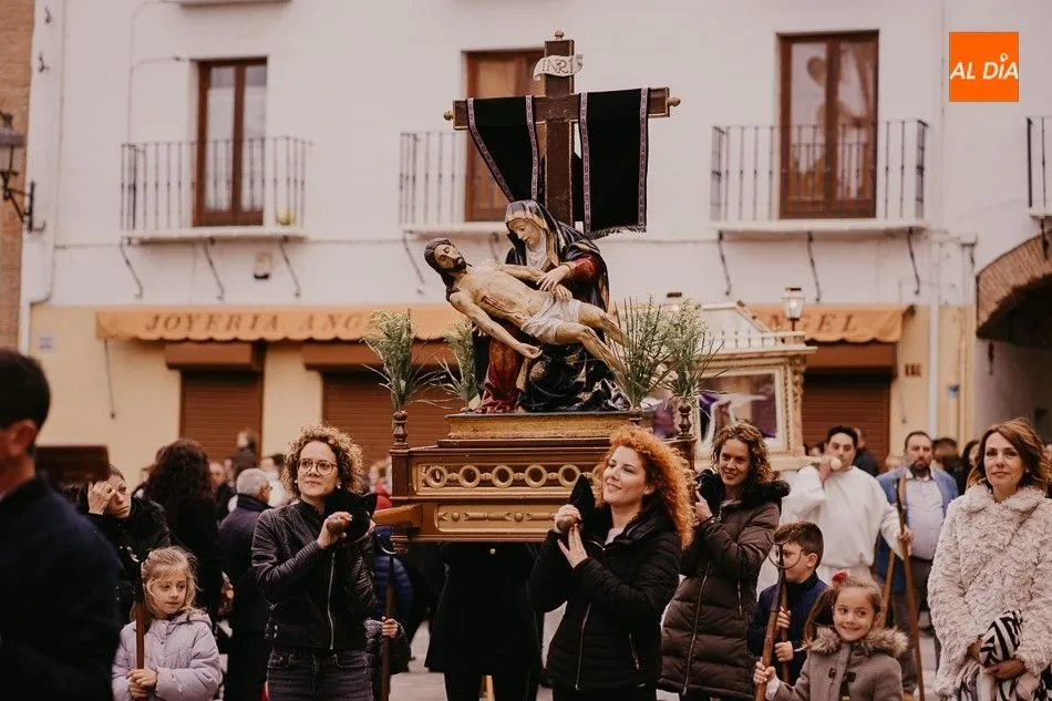 Foto 3 - Solemnidad y devoci&oacute;n en la procesi&oacute;n del Santo Entierro
