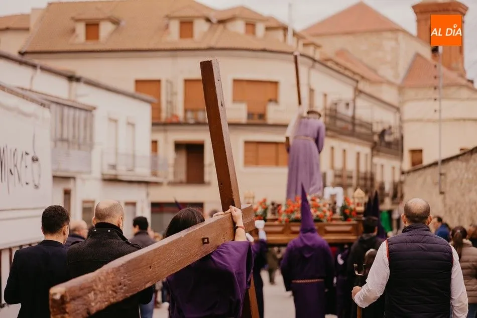 Foto 2 - Solemnidad y devoci&oacute;n en la procesi&oacute;n del Santo Entierro