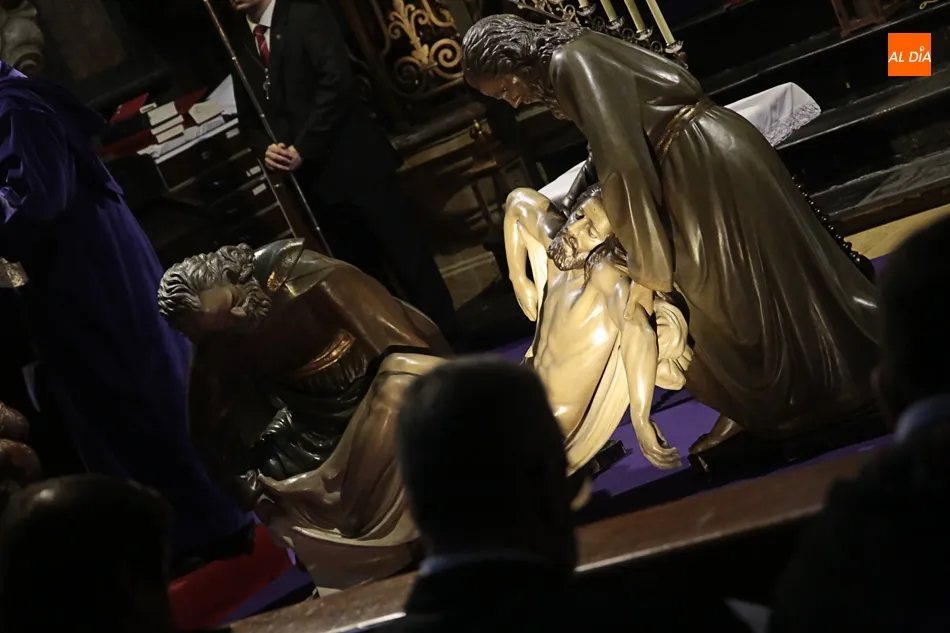 Foto 7 - La Congregaci&oacute;n de Jes&uacute;s Nazareno y el Santo Entierro recupera el officium matutinum