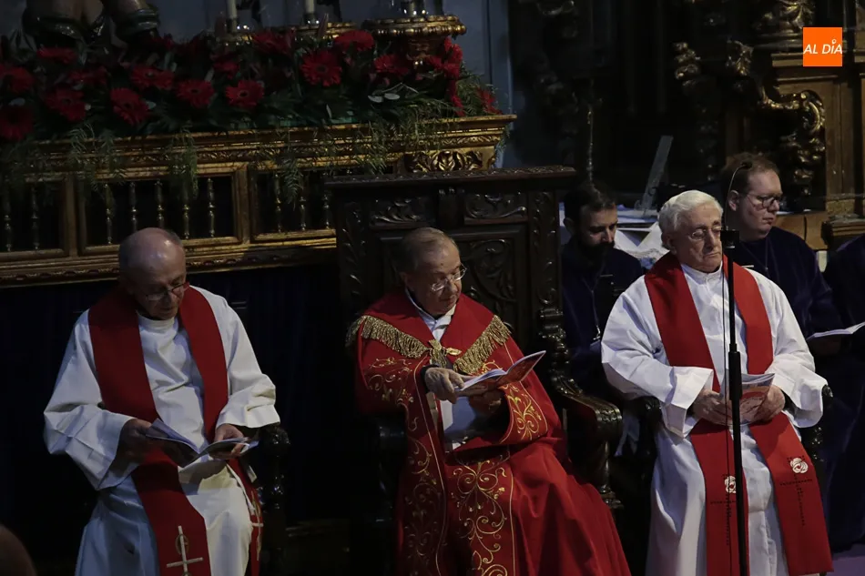 Foto 3 - La Congregaci&oacute;n de Jes&uacute;s Nazareno y el Santo Entierro recupera el officium matutinum
