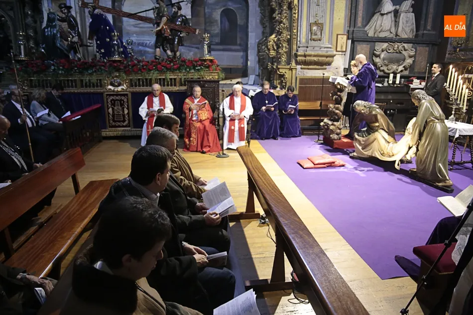 Foto 6 - La Congregaci&oacute;n de Jes&uacute;s Nazareno y el Santo Entierro recupera el officium matutinum