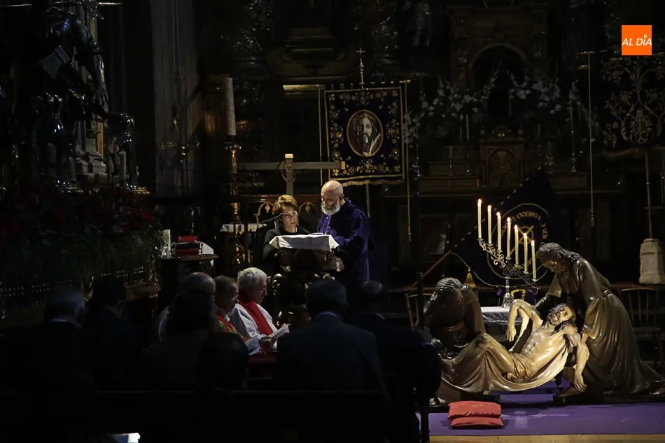 Foto 5 - La Congregaci&oacute;n de Jes&uacute;s Nazareno y el Santo Entierro recupera el officium matutinum