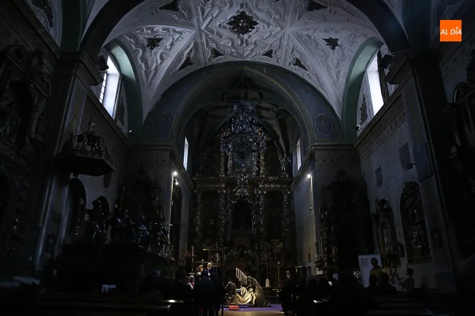 Foto 4 - La Congregaci&oacute;n de Jes&uacute;s Nazareno y el Santo Entierro recupera el officium matutinum