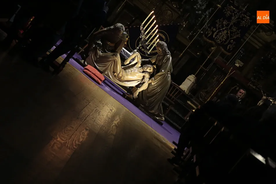Foto 2 - La Congregaci&oacute;n de Jes&uacute;s Nazareno y el Santo Entierro recupera el officium matutinum