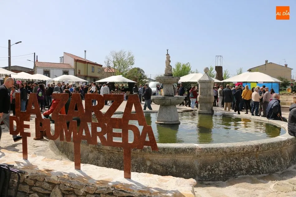 Buena afluencia de público en la IV Feria Agroalimentaria de La Zarza de Pumareda  / MARIBEL SÁNCHEZ Y M. C.