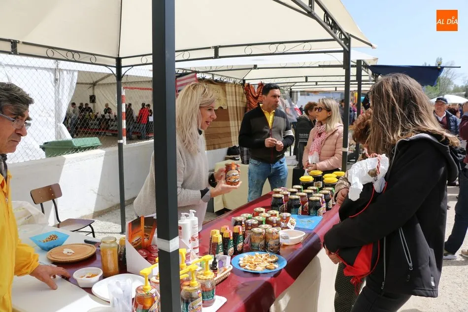 Foto 11 - La Feria Agroalimentaria de La Zarza de Pumareda se consolida con una buena afluencia de p&uacute;blico  