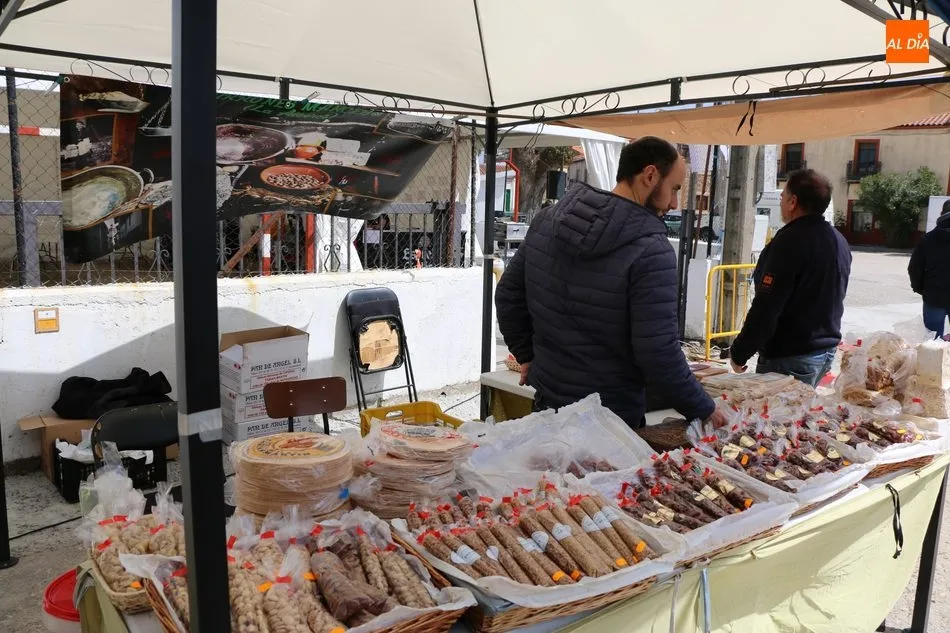 Foto 8 - La Feria Agroalimentaria de La Zarza de Pumareda se consolida con una buena afluencia de p&uacute;blico  