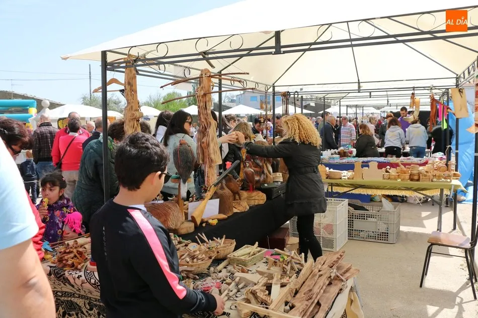 Foto 6 - La Feria Agroalimentaria de La Zarza de Pumareda se consolida con una buena afluencia de p&uacute;blico  