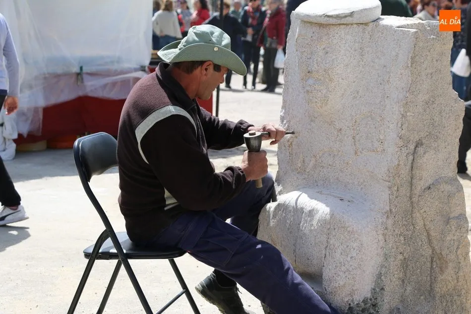 Foto 4 - La Feria Agroalimentaria de La Zarza de Pumareda se consolida con una buena afluencia de p&uacute;blico  