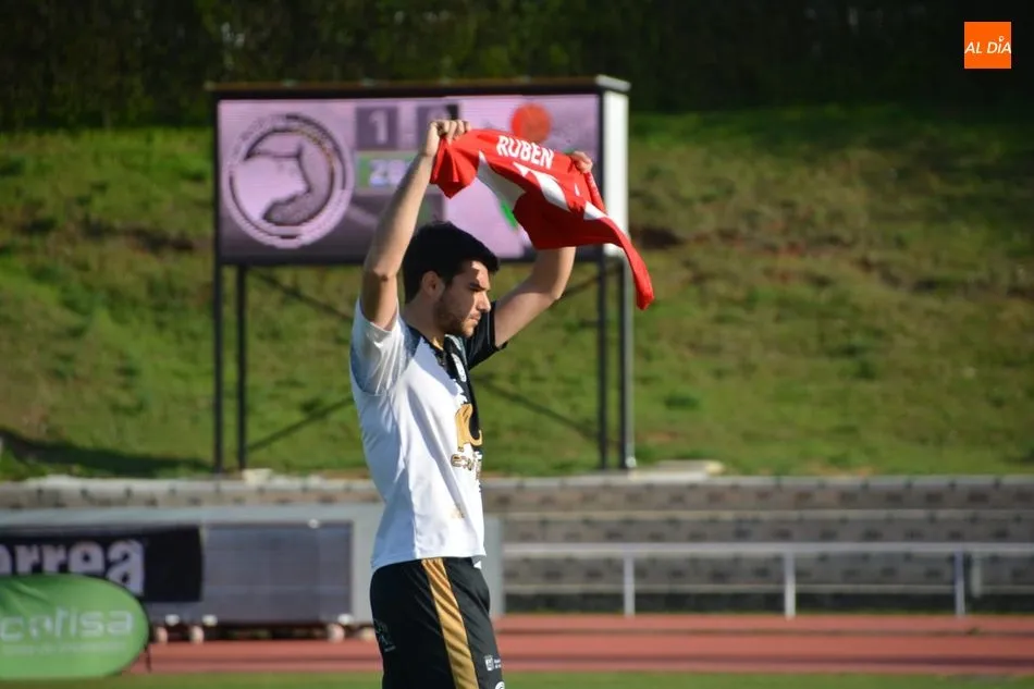Carlos de la Nava muestra la camiseta de Rubén en el gol / Lydia González
